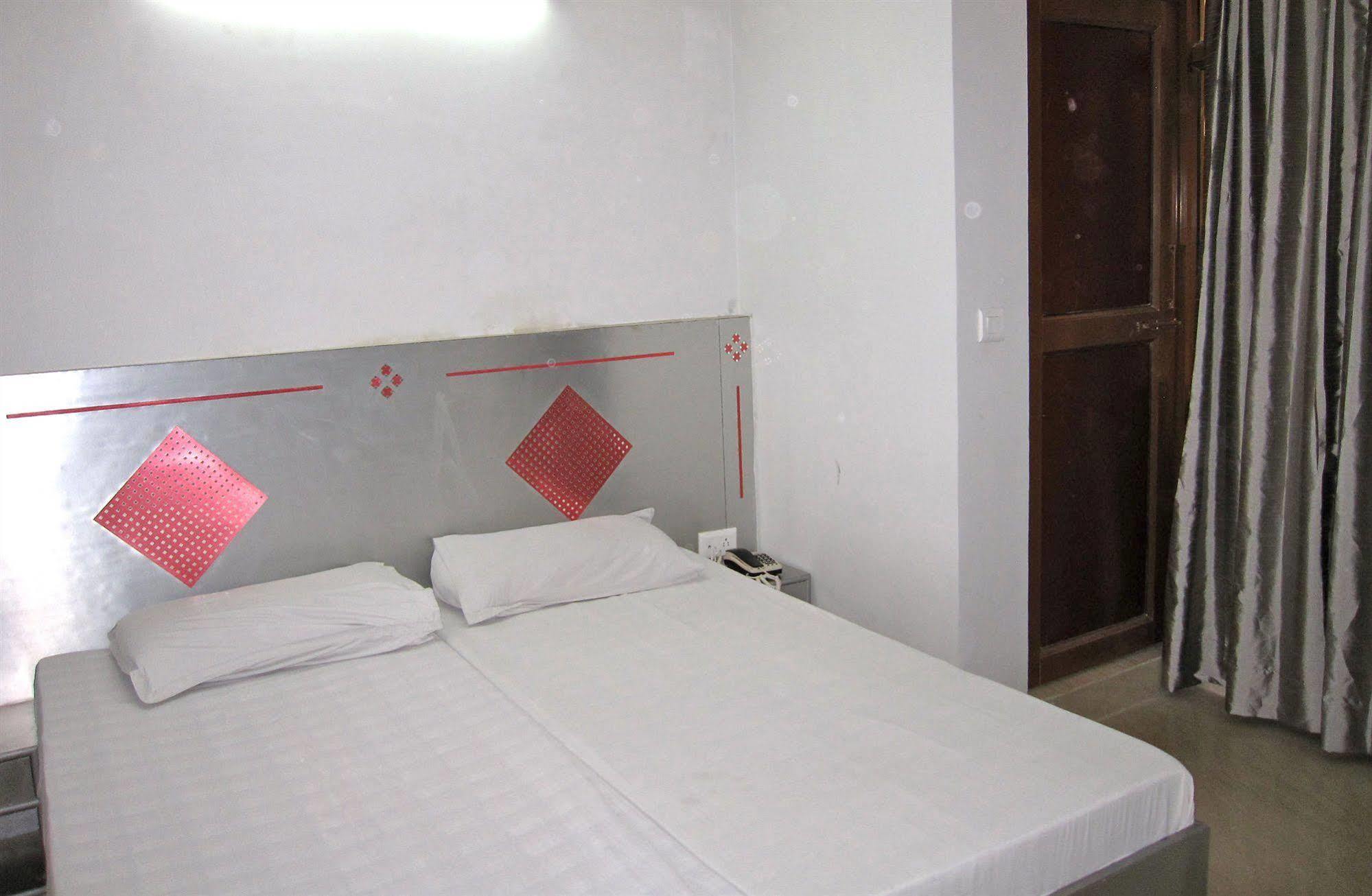 Hotel Kwality New Delhi Ngoại thất bức ảnh