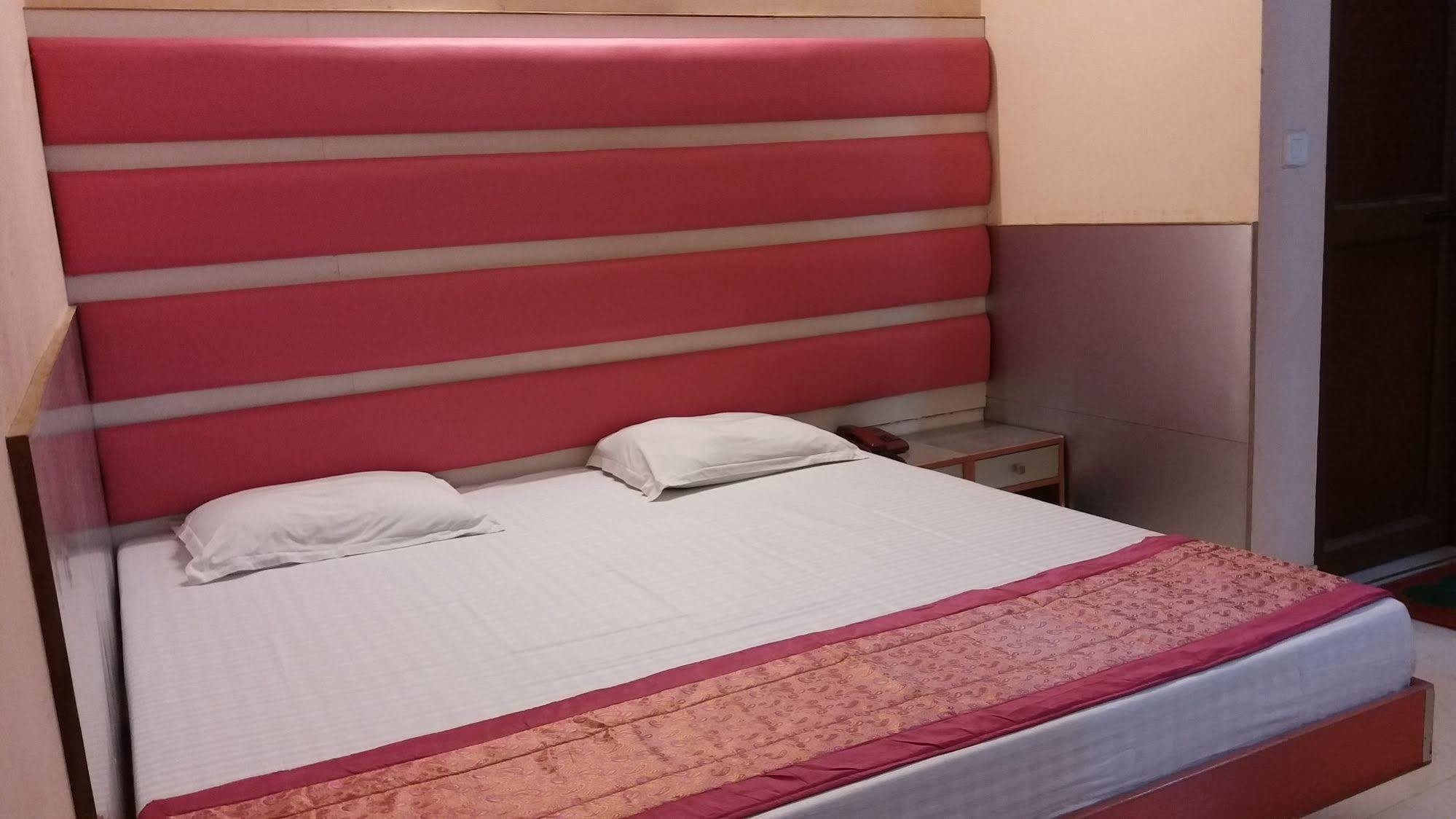 Hotel Kwality New Delhi Ngoại thất bức ảnh