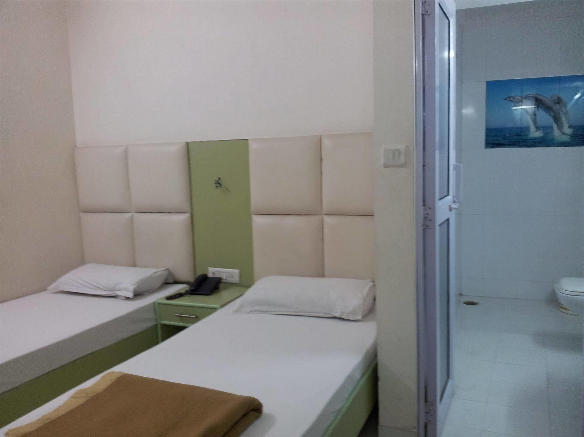 Hotel Kwality New Delhi Ngoại thất bức ảnh
