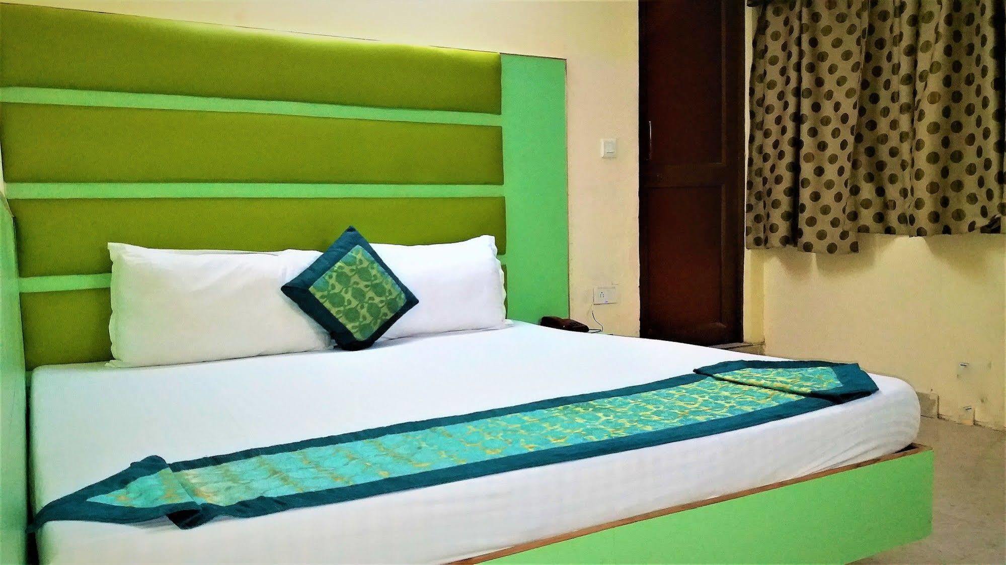 Hotel Kwality New Delhi Ngoại thất bức ảnh